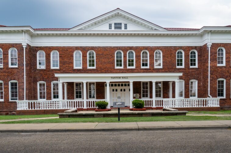 alabama’s-tuskegee-university-demands-students-wear-business-suits,-bans-certain-headwear-in-controversial-new-dress-code