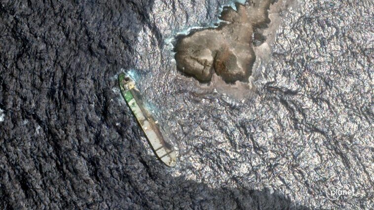 satellite-images-show-evidence-of-oil-leak-spreading-from-sanctioned-vessel-near-oman