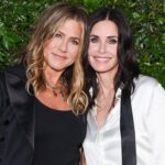 ‘friends’-stars-jennifer-aniston-and-courteney-cox-soak-up-the-sun-during-mallorca-yacht-getaway