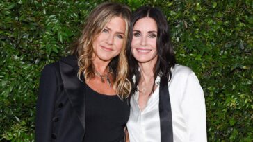 ‘friends’-stars-jennifer-aniston-and-courteney-cox-soak-up-the-sun-during-mallorca-yacht-getaway