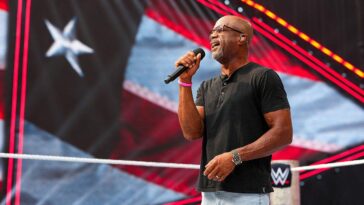 darius-rucker-sets-tone-for-wwe-summerslam-with-national-anthem-performance-in-minneapolis