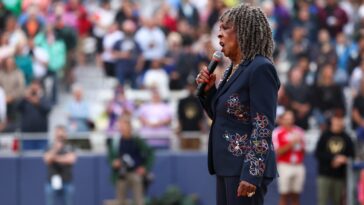 martha-reeves-explains-what-went-wrong-with-viral-national-anthem-performance-at-women’s-professional-baseball-league-game