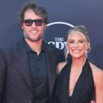 matthew-stafford’s-wife-celebrates-her-birthday,-as-one-does,-by-flipping-off-the-camera-&-shaking-her-butt