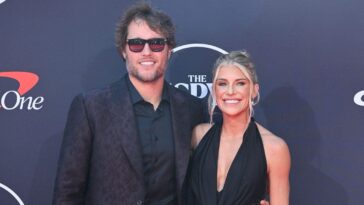 matthew-stafford’s-wife-celebrates-her-birthday,-as-one-does,-by-flipping-off-the-camera-&-shaking-her-butt