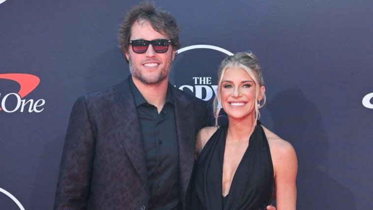matthew-stafford’s-wife-celebrates-her-birthday,-as-one-does,-by-flipping-off-the-camera-&-shaking-her-butt