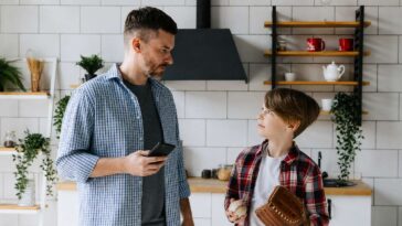 dad-tells-son-he-can’t-play-catch-right-now-as-he’s-busy-owning-some-loser-on-the-internet
