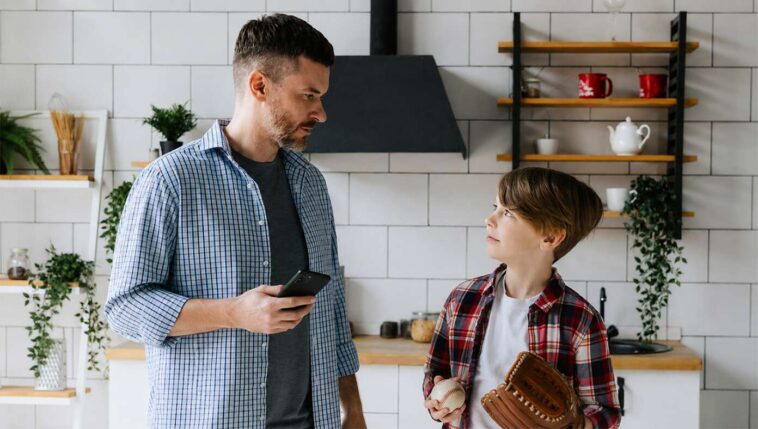 dad-tells-son-he-can’t-play-catch-right-now-as-he’s-busy-owning-some-loser-on-the-internet