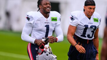 aj.-brown-dislocates-thumb-at-patriots-training-camp-—-but-is-completely-unfazed