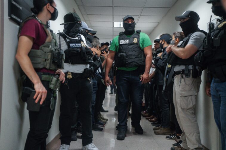 new-york-can’t-ban-federal-agents-from-wearing-face-coverings,-judge-rules