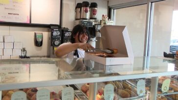 ‘we-couldn’t-make-payroll’:-doughnut-shop-owner-asked-god-for-help-—-what-happened-next-stunned-him