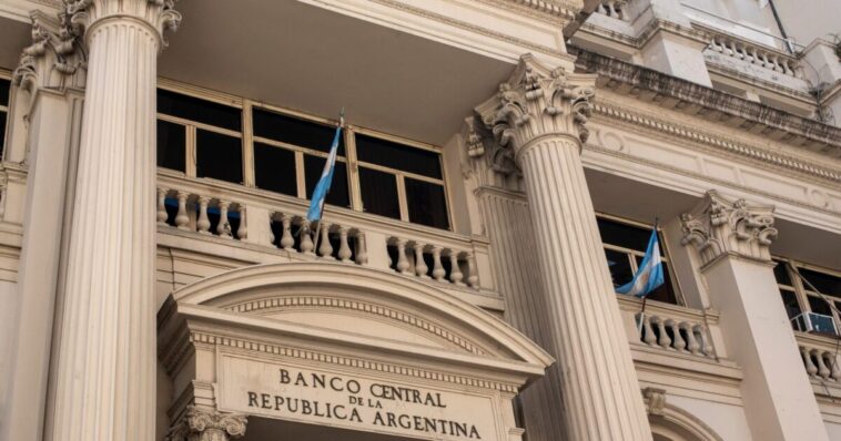 milei-moves-to-shield-argentina’s-central-bank,-bringing-it-closer-to-the-us.-federal-reserve-model