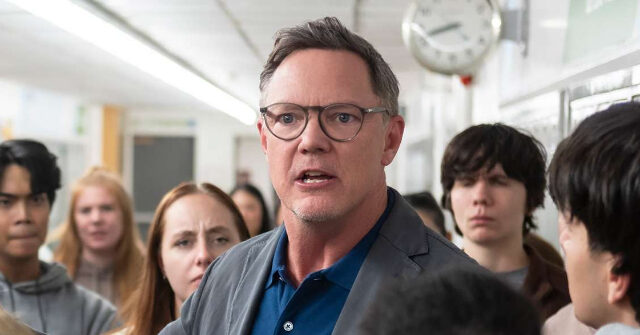 actor-matthew-lillard-claims-amazon’s-‘carrie’-remake-resonates-with-him-as-the-father-of-a-‘non-binary-kid’