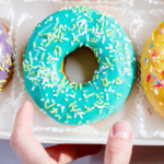 watch-—-arizona-neighbors-boost-struggling-donut-shop’s-business:-‘god-is-good’