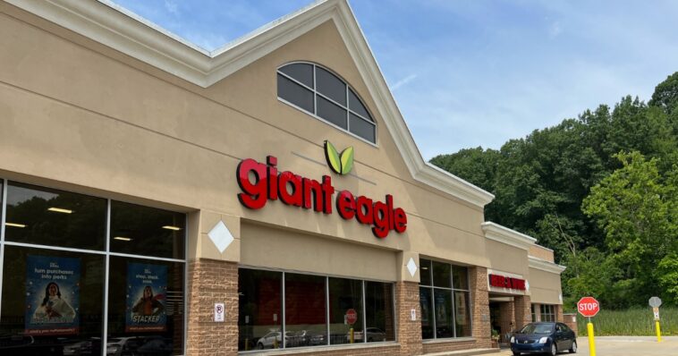 another-grocery-chain-answers-trump’s-call,-cuts-prices-on-over-300-items-to-help-americans-still-suffering-from-bidenflation