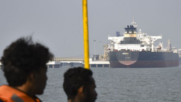 saudi-arabia-plans-updated-export-routes-as-six-tankers-blocked-by-houthis-in-red-sea