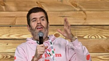 video:-celebrity-blogger-perez-hilton-‘covered-in-blood’-on-livestream,-hospitalized-after-police-investigation