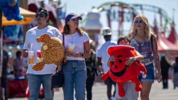 watch:-southern-california-county-fair-has-photo-in-its-art-display-calling-for-trump’s-death