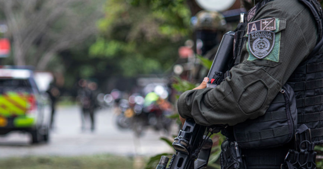 colombia:-police-intercept-bus-full-of-bombs-hours-before-abelardo-de-la-espriella’s-inauguration