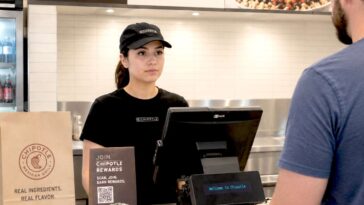 chipotle-cashier-tells-customer-there’s-an-extra-charge-for-no-salmonella