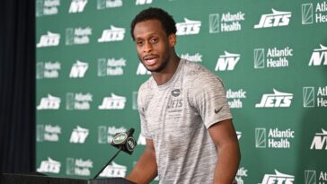 geno-smith-seeing-jets-training-camp-through-totally-different-view-—-literally