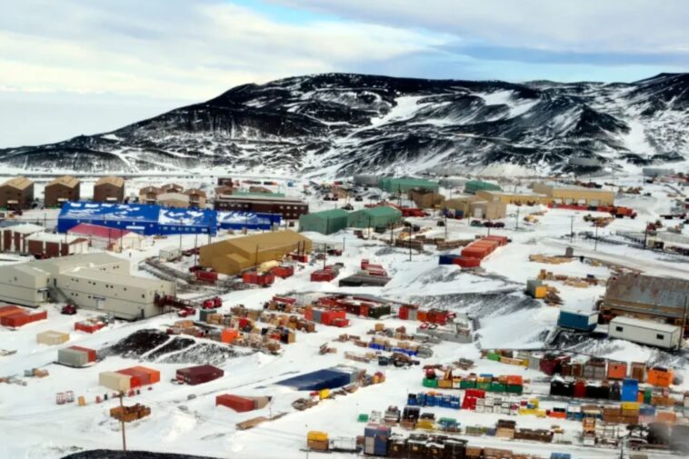american-flown-to-new-zealand-hospital-in-rare-midwinter-antarctic-rescue-mission