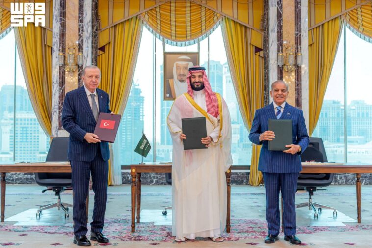 turkey,-pakistan,-saudi-arabia-sign-mutual-defense-deal-—-as-israeli-strike-injures-lebanese-soldier