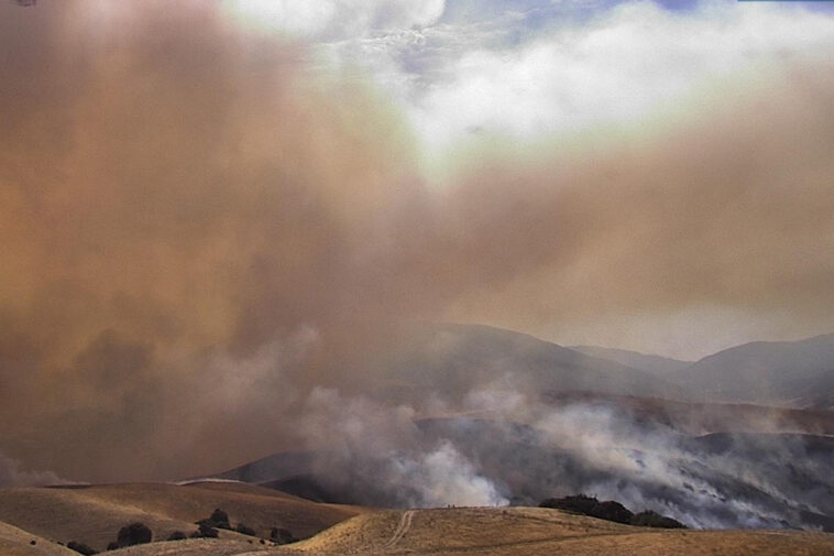 fast-moving-wildfire-breaks-out-in-la-county,-forcing-highway-closure-and-evacuation-warnings