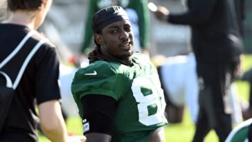 jelani-woods-having-a-standout-jets-camp-—-on-the-field-and-with-his-teammates