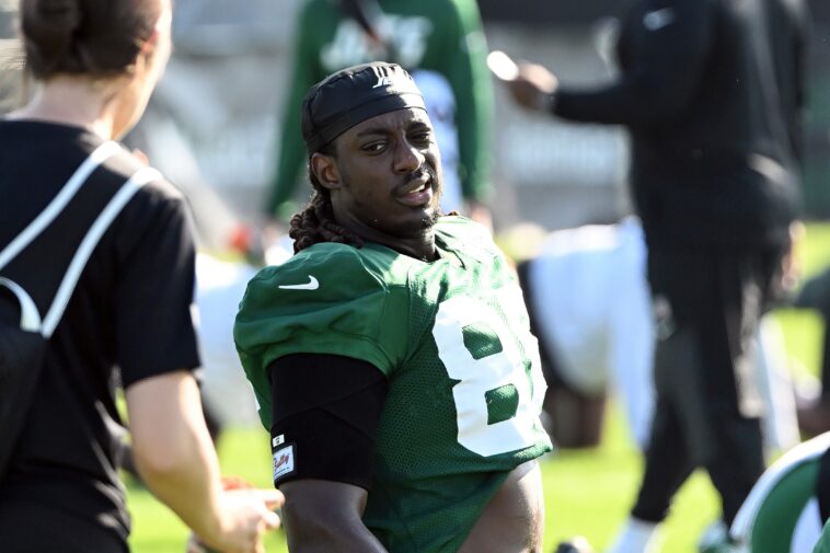 jelani-woods-having-a-standout-jets-camp-—-on-the-field-and-with-his-teammates