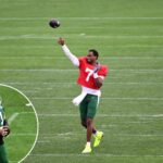 geno-smith,-new-look-jets-offense-get-a-training-camp-reality-check-with-‘up-and-down-day’