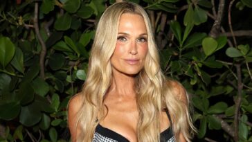molly-sims-flaunts-toned-abs-in-mismatched-bikini-during-perfect-beach-day-with-her-kids