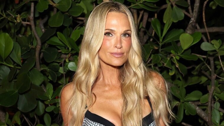 molly-sims-flaunts-toned-abs-in-mismatched-bikini-during-perfect-beach-day-with-her-kids