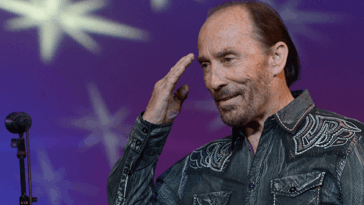 exclusive:-lee-greenwood-on-why-‘god-bless-the-usa’-matters-more-today-than-ever