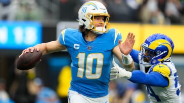los-angeles-chargers-betting-outlook:-can-justin-herbert-and-mike-mcdaniel-finally-deliver?