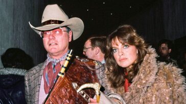 ‘dallas’-star-linda-gray-reveals-the-bizarre-way-larry-hagman-avoided-kissing-scenes