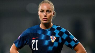 ‘world’s-most-beautiful-soccer-player’-puts-a-successful-beach-day-in-the-books-after-taking-talents-back-home