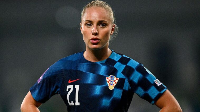 ‘world’s-most-beautiful-soccer-player’-puts-a-successful-beach-day-in-the-books-after-taking-talents-back-home