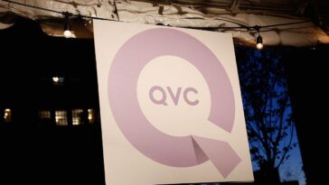credit-to-the-qvc-host-who-went-viral-for-a-live-nsfw-slip-up-for-handling-it-like-a-pro-‘the-show-must-go-on’