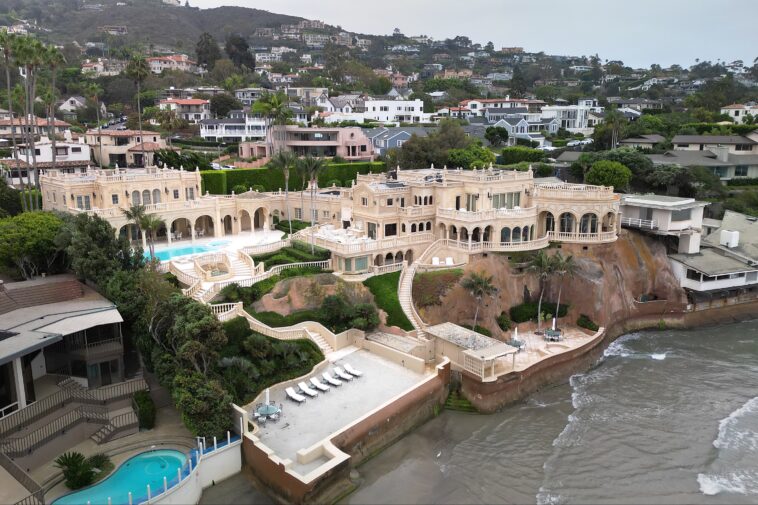 sprawling-la-jolla-mansion-known-as-‘the-sand-castle’-put-on-the-market-for-eye-popping-figure