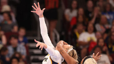 sports-illustrated-blasted-for-‘karma’-headline-suggesting-sophie-cunningham-deserved-flagrant-foul