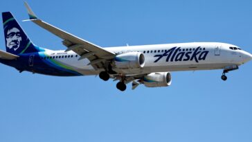 unruly-alaska-airlines-plane-passengers-allegedly-threatened-to-take-over-jet-before-it-left-miami:-atc-audio