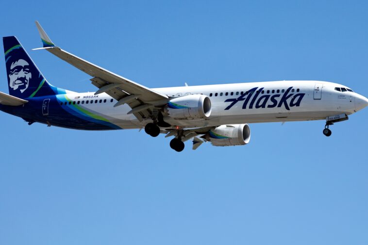 unruly-alaska-airlines-plane-passengers-allegedly-threatened-to-take-over-jet-before-it-left-miami:-atc-audio