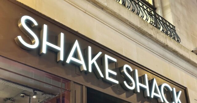 prosecutors:-arizona-shake-shack-worker-robbed-store-at-gunpoint,-got-arrested-days-later-during-his-next-shift