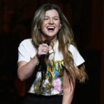 kelly-clarkson-laughs-off-wind-blown-wardrobe-malfunction-on-stage