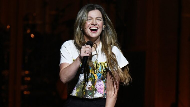 kelly-clarkson-laughs-off-wind-blown-wardrobe-malfunction-on-stage