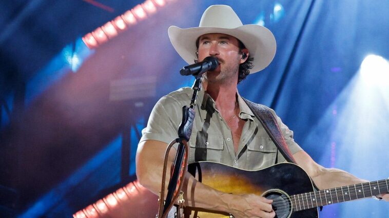 riley-green-drops-acoustic-tiktok-performance-of-‘bartender-in-destin’-and-fans-can’t-get-enough