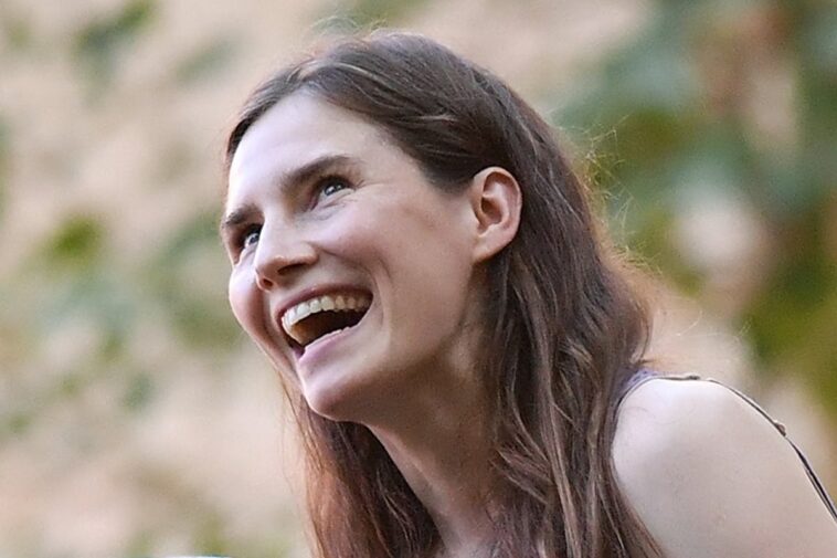 amanda-knox’s-new-comedy-show-isn’t-sitting-well-with-murdered-roommate’s-family