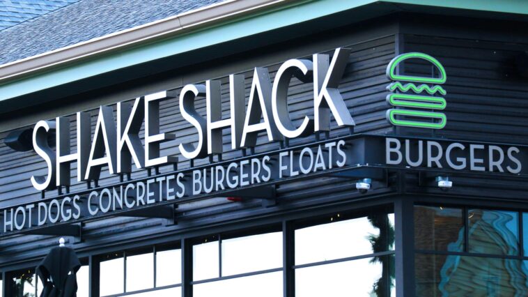 watch:-shake-shack-kiosk-raises-customer’s-prices-after-he-selects-no-tip