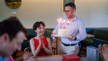 can-you-bring-a-birthday-cake-to-a-restaurant?-viral-pizzeria-dispute-reveals-the-rules