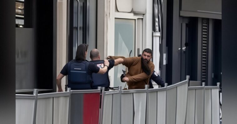 watch:-toulouse-cops-stabbed-by-islamic-maniac-with-two-knives,-shouting-‘allahu-akbar’